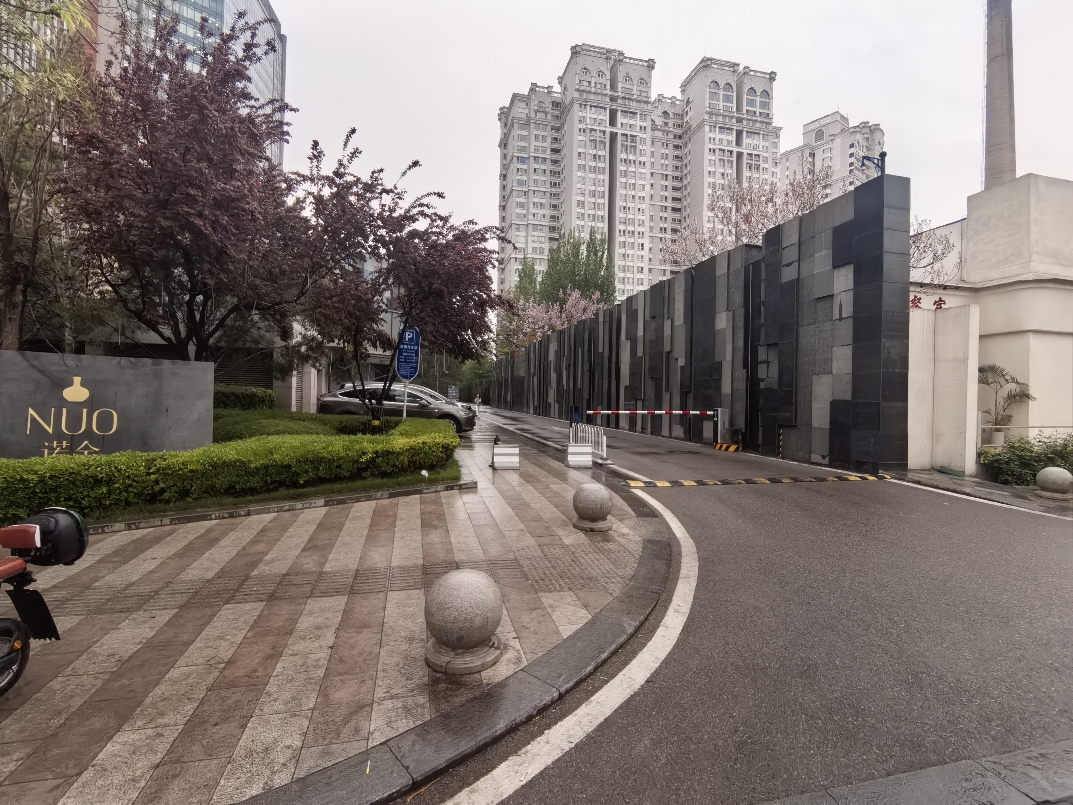 从诺金酒店西南 1 门驶入