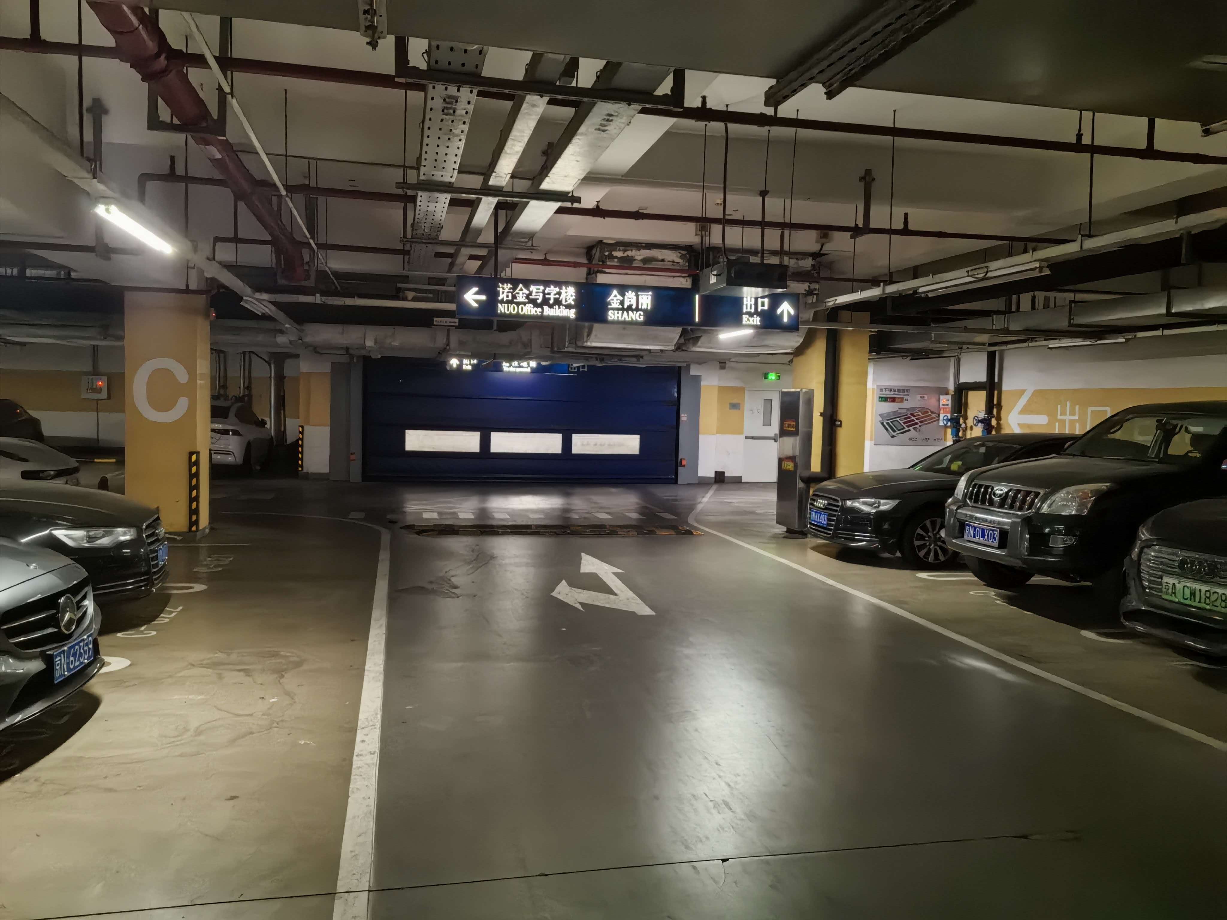 直行至卷帘门，左转进入 C 区