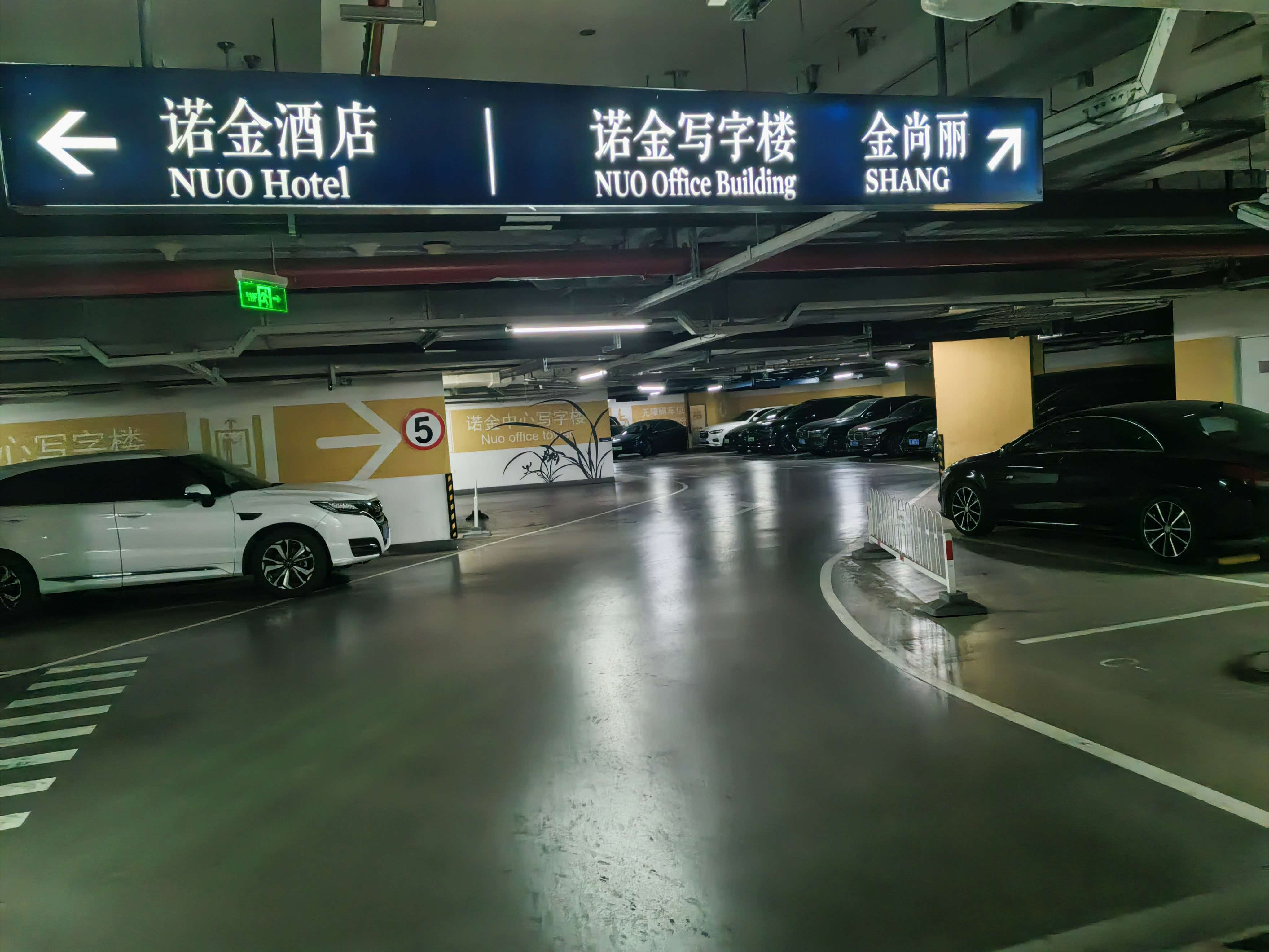 向右前方金尚丽方向行驶